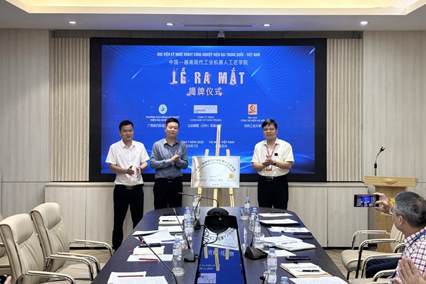 桂越职教合作新篇章 现代工业机器人工匠学院在越揭牌