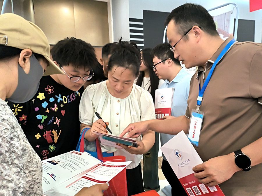 聊城专科高职招生咨询会举行 40余所高校现场答疑解惑