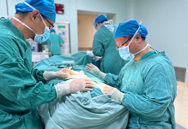 不割眼袋会致盲？医生辟谣：眼部脂肪下垂无关视力老年人谨防受骗