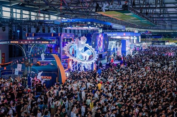 ChinaJoy2025开幕 腾讯游戏携17款产品亮相“COOL鹅夏日营地”