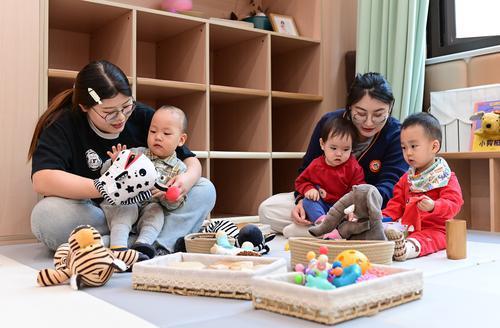 大学生暑假兼职带娃月入5000上热搜家政市场正在悄然变革