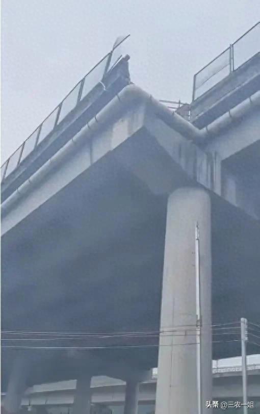 小车坠桥后续：超速冲破防撞沙桶和护栏致车上5人死亡官方回应