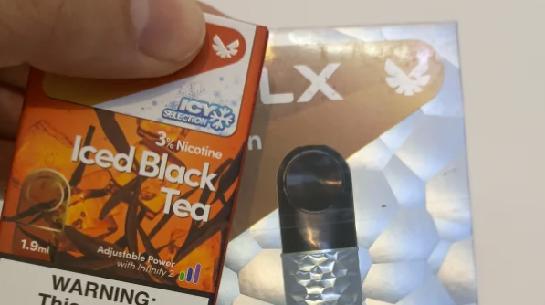 悦刻5代充电usb(悦刻5代充电闪红灯)