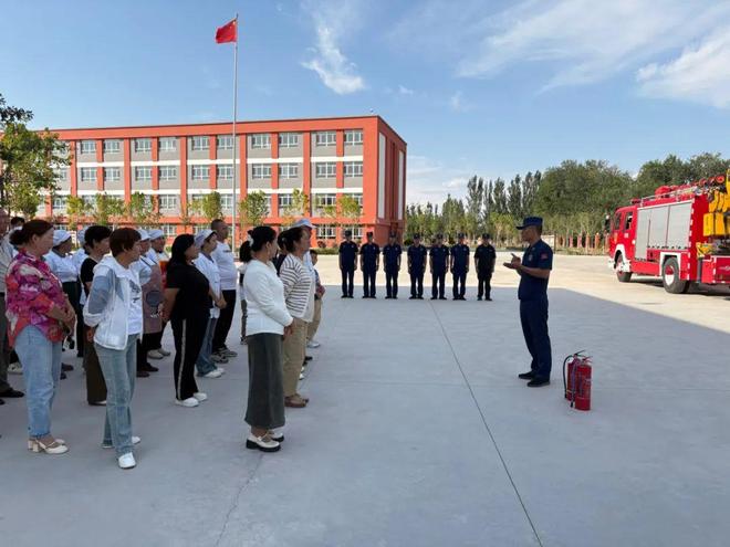 “火焰蓝”进校园 上好“开学第一课”