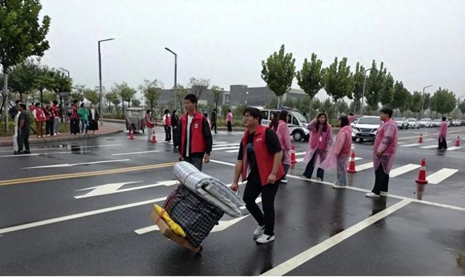 郑州电力职业技术学院祥符校区：雨中温情迎新生青春逐梦启新程