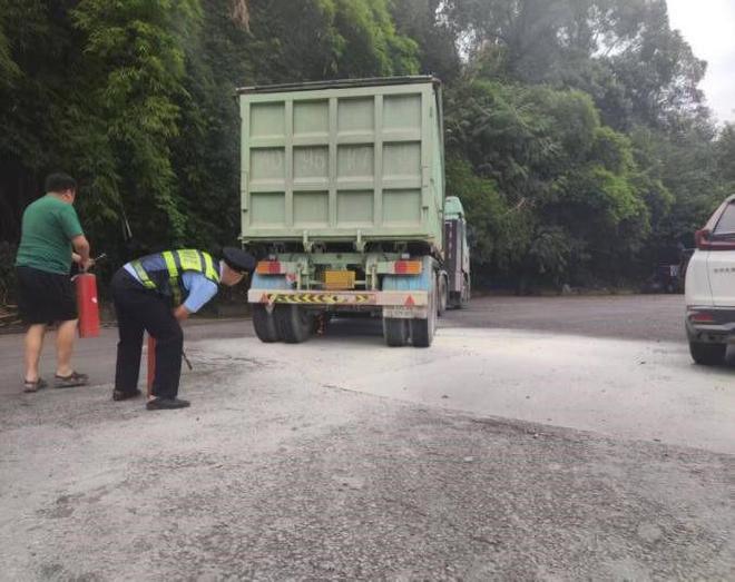 重庆巴南：排隐患除险情 公路卫士显担当