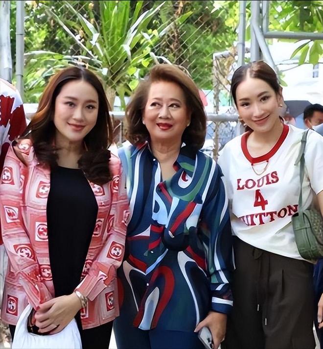 离婚不离家！看到如今佩通坦的窘境才知他信家族最大的底气是她